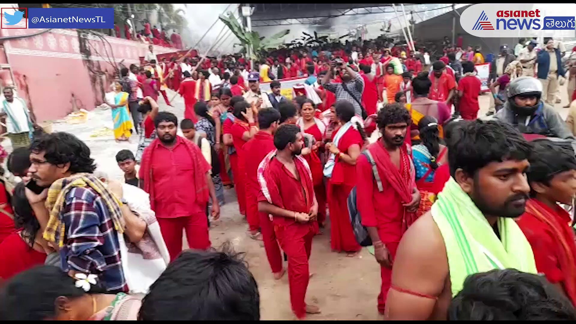 దుర్గమ్మ సన్నిధిలో భవానీ దీక్షల విరమణ షురూ... కిటకిటలాడుతున్న ఇంద్రకీలాద్రి