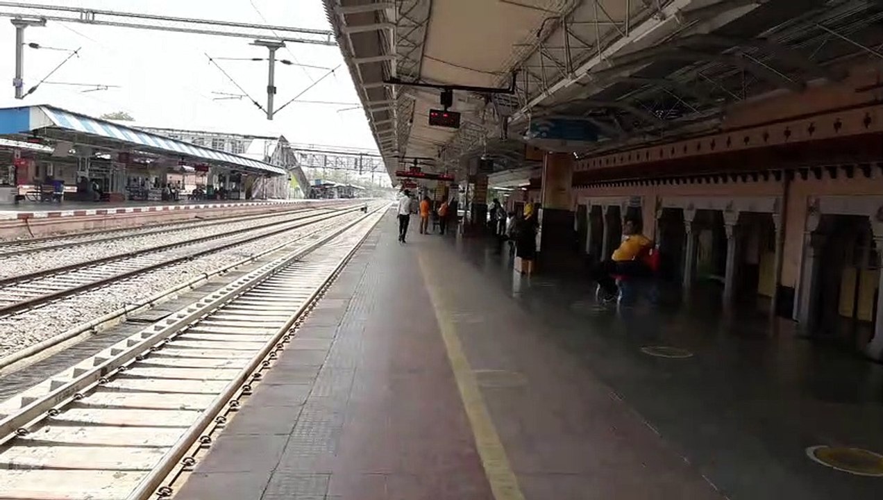 सांसद ने रेलवे स्टेशन को स्मार्ट स्टेशन के रूप...