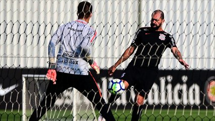 Danilo desconversa sobre redução salarial para seguir no Corinthians