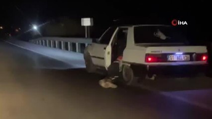 Seyir halindeki otomobilde belden aşağısı yerde sürüklenerek gitti... O anlar kamerada