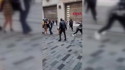 İSTANBUL-İSTİKLAL CADDESİ'NDE 'LAF ATTIN' KAVGASI