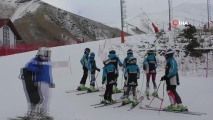 Kayakseverler Türkiye'nin en erken açılan kayak pistine akın etti