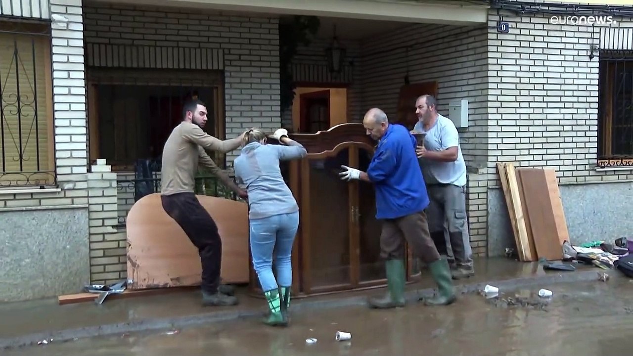 Extrem-Wetter: Überschwemmungen, Schneemassen, Eisregen in Europa, Tornados in den USA