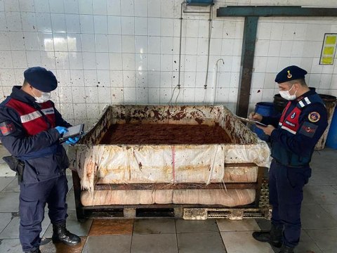 İzmir'de kaçak salça üretimi yapılan çiftlik mühürlendi