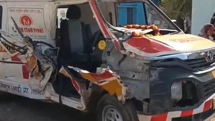 छतरपुर: यात्री बस ने एम्बुलेंस को मारी टक्कर,प्रसूता सहित नवजात सकुशल बचे, अन्य 2 घायल