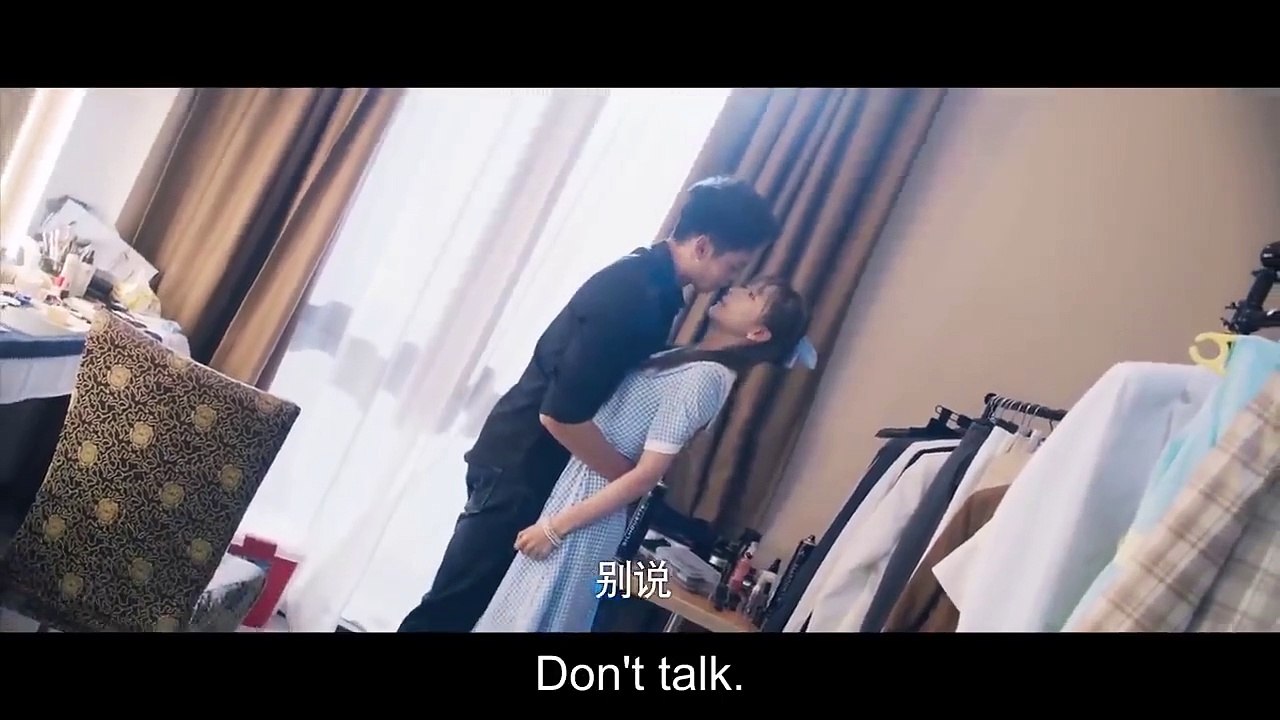 Exclusive Uncut- Long Hot Kiss in Dress Room 化妝間偷偷熱吻 - 他在逆光中告白 Mysterious Love Kiss Scene