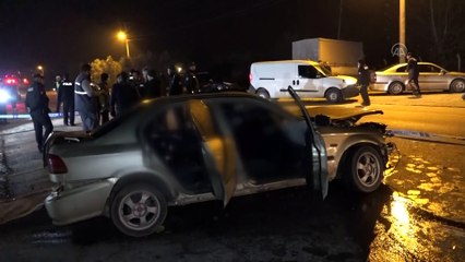 Fabrika duvarına çarpan otomobildeki 2 kişi hayatını kaybetti