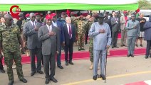 Güney Sudan Devlet Başkanı Salva Kiir Mayardit, resmi törende altına kaçırdı