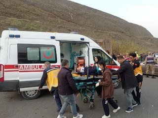 SİİRT'TE 4 ARACIN KARIŞTIĞI ZİNCİRLEME KAZA: 5 YARALI