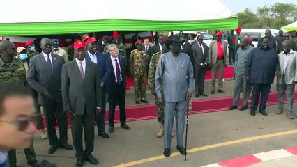 Güney Sudan Devlet Başkanı Mayardit milli marş çalınırken altına kaçırdı!