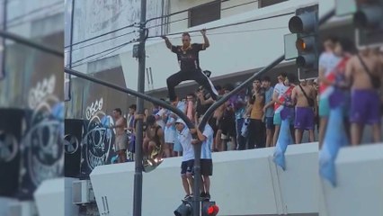 La celebración más loca de un argentino subido a un semáforo y agarrado a los cables de la luz