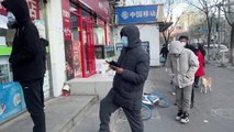 Los residentes de Pekín esperan largas filas en las farmacias a medida que suben los casos de Covid en todo el país