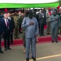 Güney Sudan Devlet Başkanı Salva Kiir Mayardit, yol açılışı töreninde altına kaçırdı
