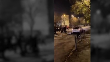 Momento en el que un coche atropella a un menor tras el partido del Mundial entre Francia y Marruecos