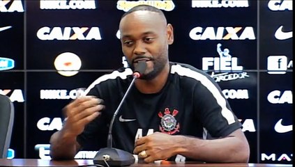 Love comenta a possível volta de Pato ao Corinthians