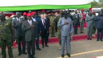 Güney Sudan Devlet Başkanı Salva Kiir Mayardit resmi törende altına kaçırdı!
