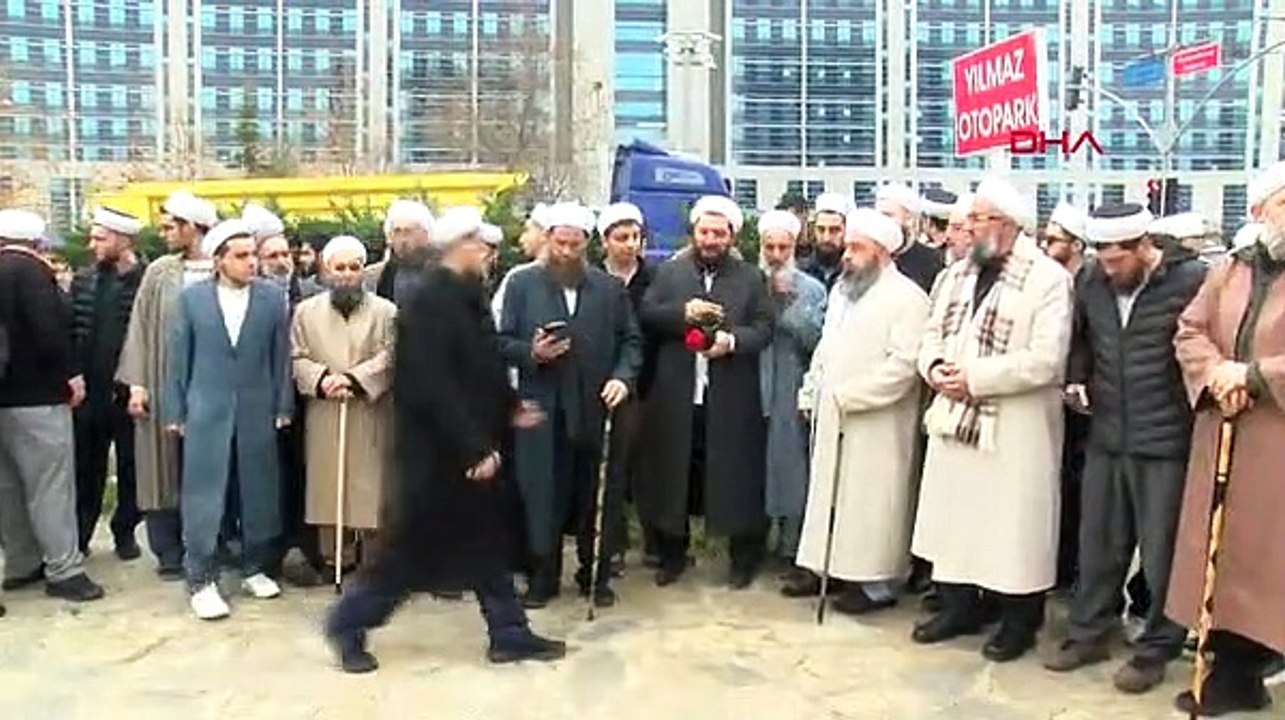 Tarikatçılar Yusuf Ziya Gümüşel ve Kadir İstekli'ye adliye önünde sahip çıktı! "Hocamızı azgın azınlığın baskısı tutukladı"