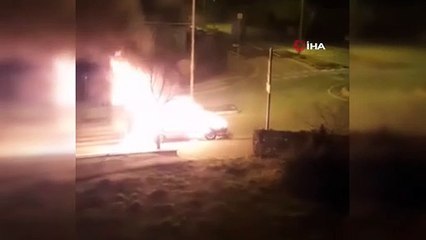 Seyir halindeki otomobil alev alev yandı