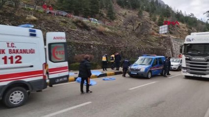 TIR'IN ALTINDA KALAN MOTOSİKLETLİ ÖLDÜ