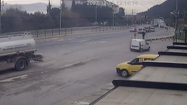 Tankerin çarptığı hafif ticari araçtaki 2 kişi öldü, 1 kişi yaralandı