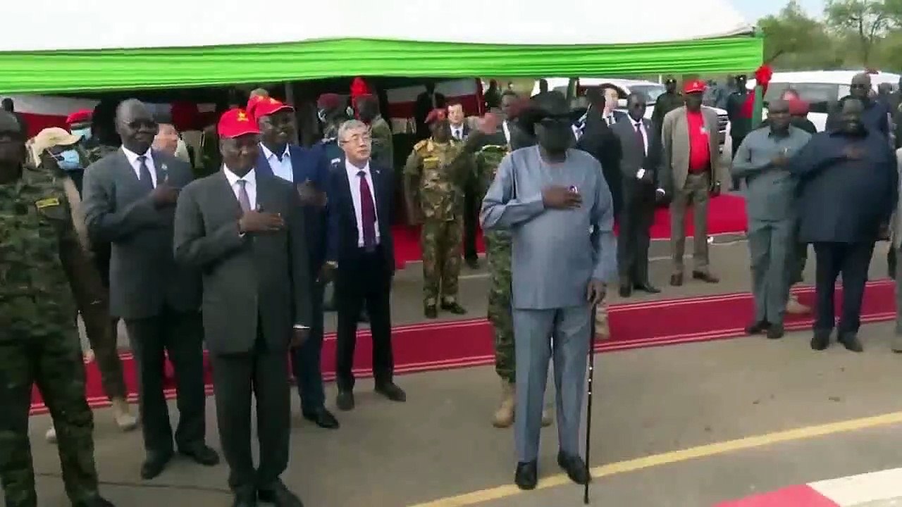 Devlet Başkanı resmi törende altına kaçırdı