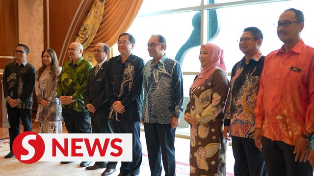 Anwar tells Malaysian diplomats to use fresh approaches to woo foreign investors