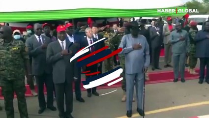 Talihsiz an... Afrikalı lider yol açılışı töreninde altına kaçırdı