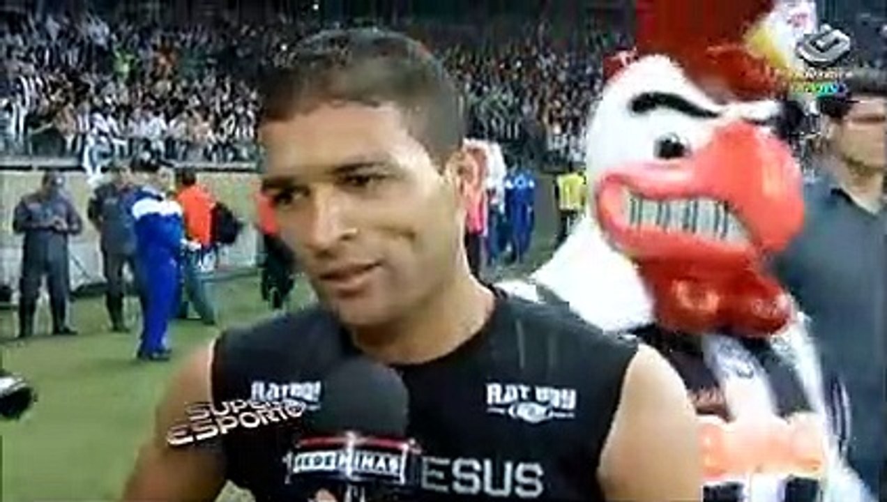 Jogadores vibram com título do Atlético-MG no gramado do Mineirão