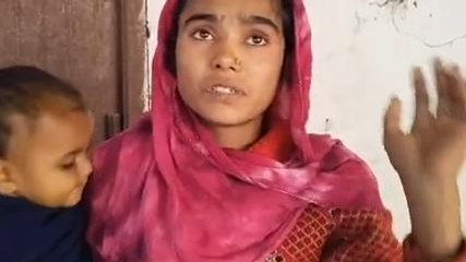 मधुबनी: सास-ससुर पर प्रताड़ना देने का आरोप लगाते हुऐ थाना पहुंचीं पीड़ित महिला