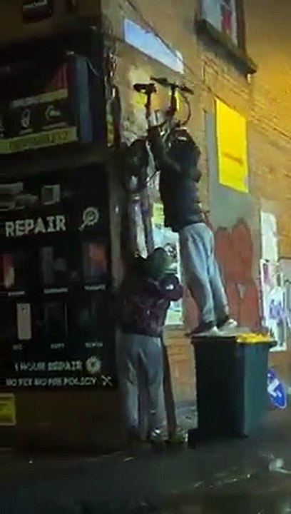 Un homme vole un vélo accroché à un mur et mange le Karma