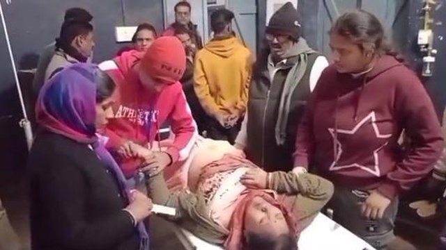 नवादा: ‌बस-हाईवा के बीच भीषण टक्कर में आधा दर्जन यात्री घायल, मची चीख पुकार