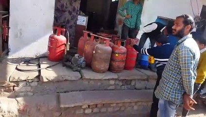 रसद विभाग की दो कार्रवाई: 33 गैस सिलेण्डर एवं तीन मशीन मय पाइप जब्त