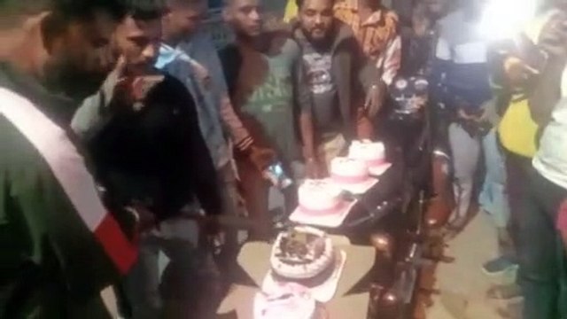 video : तलवार से काटा केक, शराब पीकर मचाया उत्पात