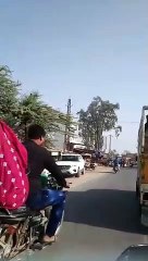 इशारों का खेल... सड़क पर आते ही हाथ में थमाई रिश्वत और ड्राइवर भगा ले गया कट्टी की गाड़ी