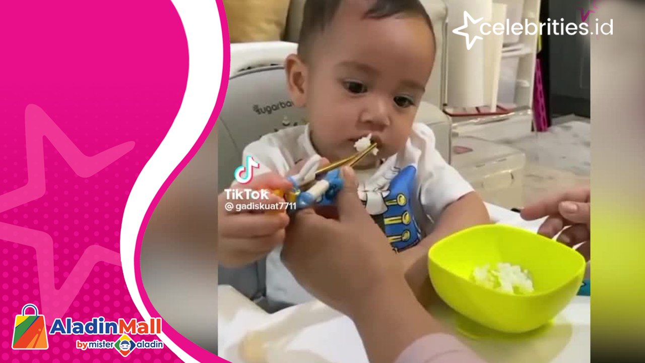 Gemas, Pintarnya Rayyanza Pilih Makan Pakai Tangan daripada Sumpit