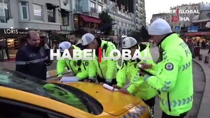 Polise böyle dil döktü... Taksim'de taksimetre açmayan ve pazarlık yapan taksicilere ceza yağdı!