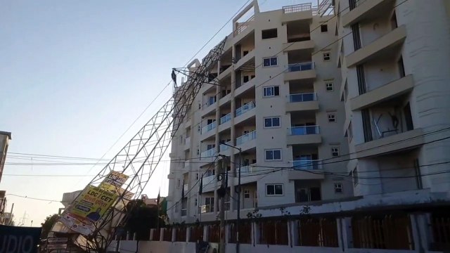 जयपुर में हादसा: रिहायशी बिल्डिंग पर गिरा एचटी लाइन का 90 फीट ऊंचा टावर