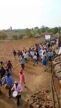 VIDEO: कंधे पर बिठाया, गिरने से बाल-बाल बचे राज्य मंत्री