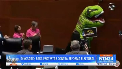 Senadora mexicana se disfrazó de dinosaurio para protestar contra la reforma electoral impulsada por AMLO