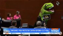 Senadora mexicana se disfrazó de dinosaurio para protestar contra la reforma electoral impulsada por AMLO