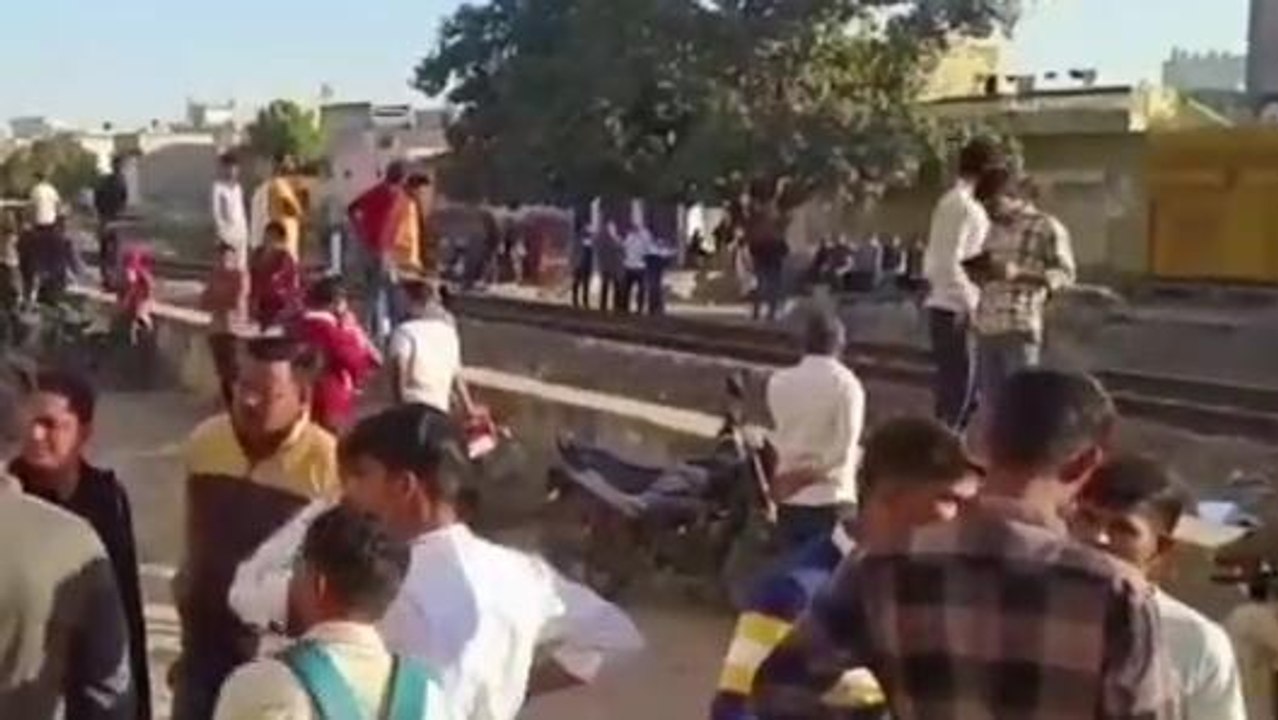 सीकर: ईयर फोन लगाकर रेलवे ट्रेक पार करना यूं पड़ गया भारी, जानिए कैसे?