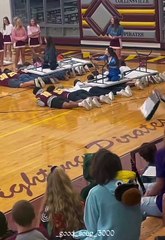 Des lycéens font une course de tables dans un gymnase