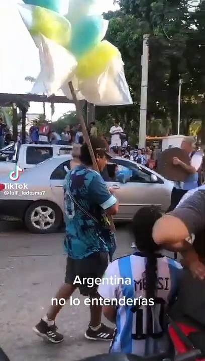 El beso de los abuelos en el medio de los feste...