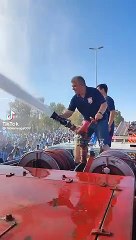 ¡Hacía un calor! Los bomberos prendieron la manguera en el medio de los festejos