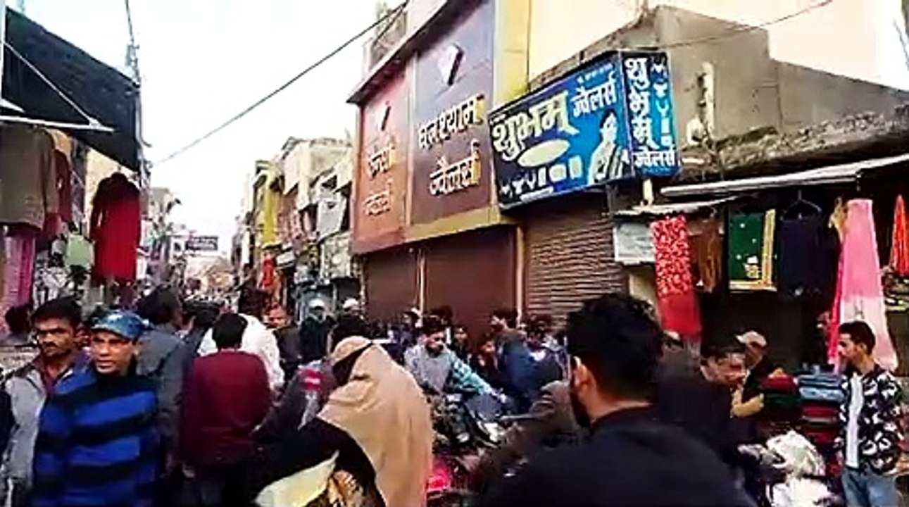 Bijnor: बाजार में ज्वेलर्स की दुकान में छापेमारी से हड़कंप,छापेमारी से दुकानदारों ने बंद की दुकान, बाजार में भारी भीड़ जमा,सूचना पर पहुँची पुलिस सोने का होल मार्क चेक कर रहे