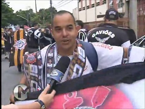 Corintianos fazem muita festa na quadra da Gaviões da Fiel