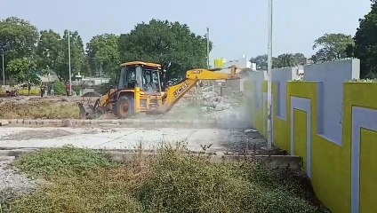 देखिए वीडियो, कॉलोनाइजर के रसूख पर चला प्रशासन का बुल्डोजर