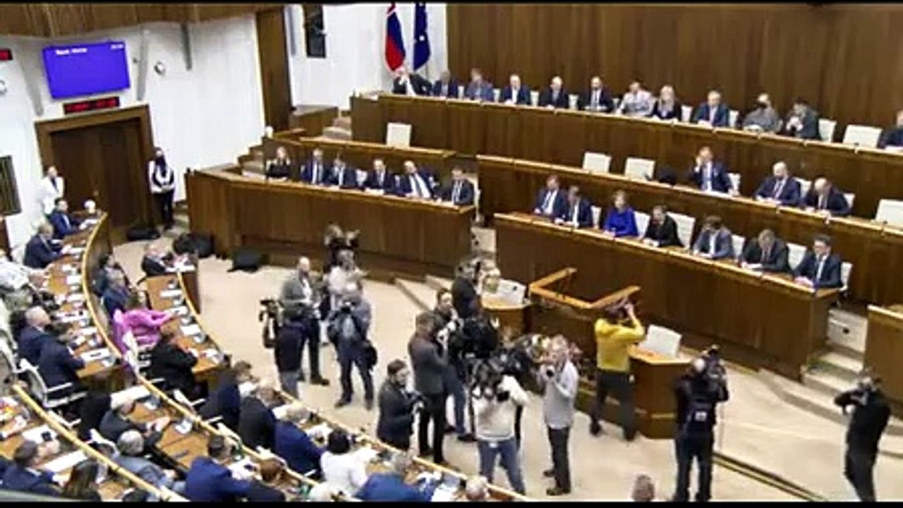 ZÁZNAM: Poslanci vyslovili nedôveru vláde E. Hegera