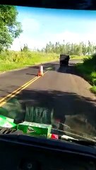 Carreta carregada com frios tomba na PR-482, entre Maria Helena e Nova Olímpia