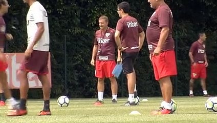 Aguirre faz mistério sobre time que enfrenta o Atlético-PR